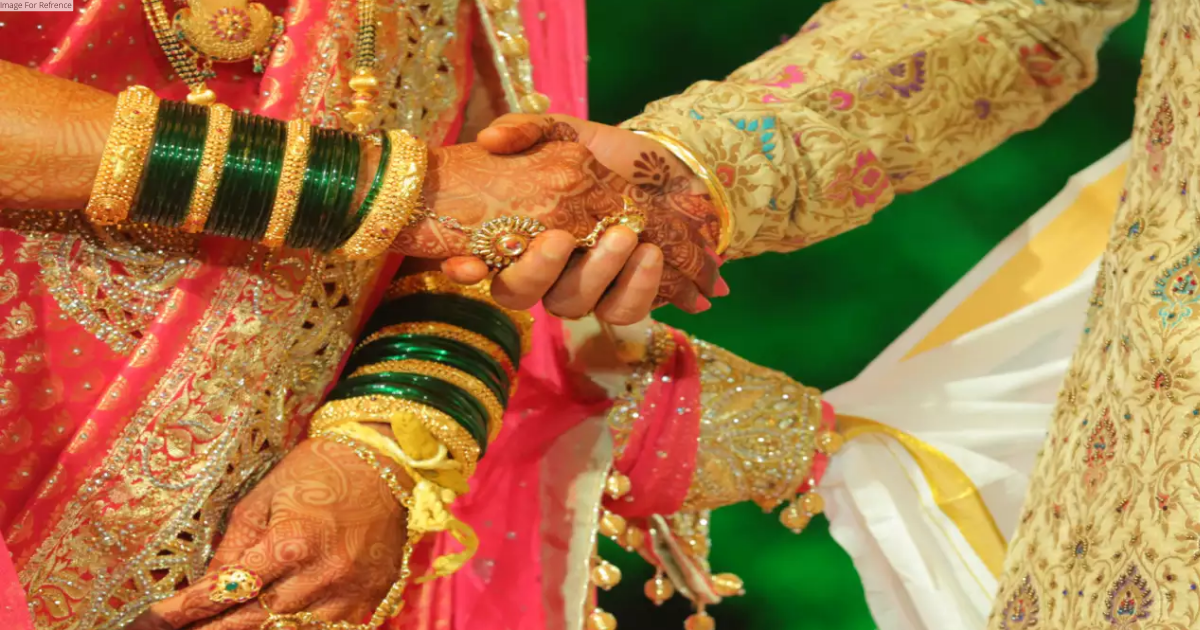 Bengal: At wedding reception, bride raises slogans seeking jobs for teaching job aspirants